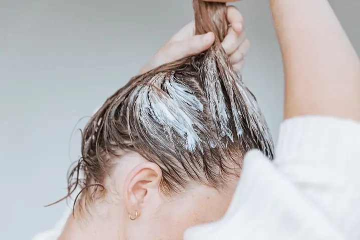 Cách Gội Đầu Khi Mới Nhuộm Tóc Đúng Chuẩn – Bí Quyết Giữ Màu Bền Đẹp