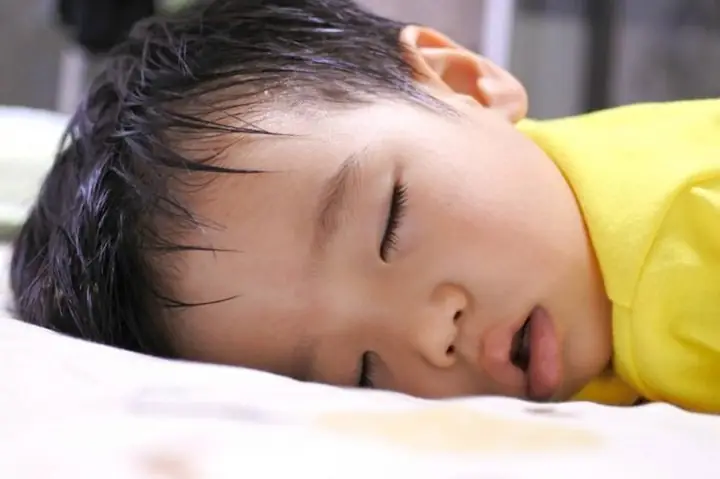 Bé Sơ Sinh Đổ Mồ Hôi Đầu: Nguyên Nhân, Dấu Hiệu Nguy Hiểm Và Cách Xử Lý Hiệu Quả Bé Sơ Sinh Đổ Mồ Hôi Đầu: Nguyên Nhân, Dấu Hiệu Nguy Hiểm Và Cách Xử Lý Hiệu Quả
