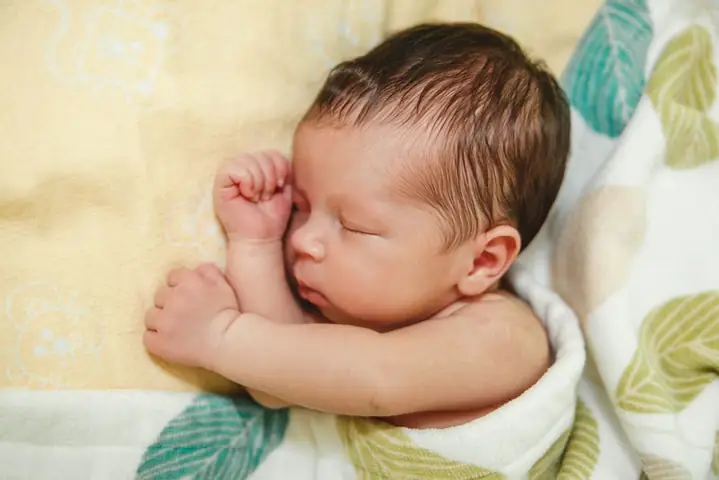Bé Sơ Sinh Đổ Mồ Hôi Đầu: Nguyên Nhân, Dấu Hiệu Nguy Hiểm Và Cách Xử Lý Hiệu Quả