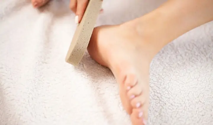 Cách Chà Gót Chân Bằng Tay Tại Nhà: Hướng Dẫn Chi Tiết Cho Đôi Chân Mềm Mại