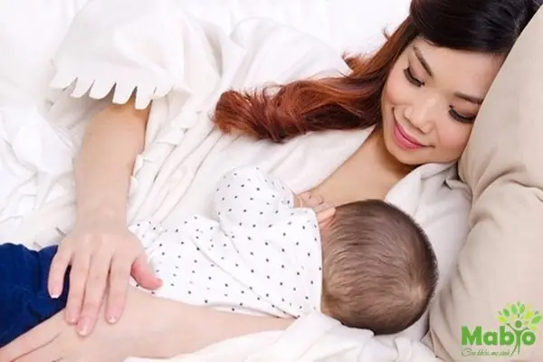 Trẻ Sơ Sinh Gối Đầu Tay Có Sao Không? Hướng Dẫn Kê Gối An Toàn Và Đúng Cách