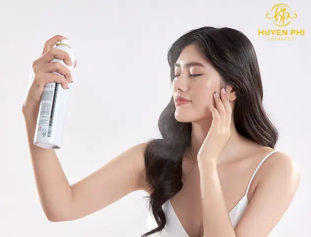 Dùng Xịt Khoáng Hay Nước Hoa Hồng Trước: Thứ Tự Chuẩn Để Da Hấp Thu Tối Đa Dùng Xịt Khoáng Hay Nước Hoa Hồng Trước: Thứ Tự Chuẩn Để Da Hấp Thu Tối Đa