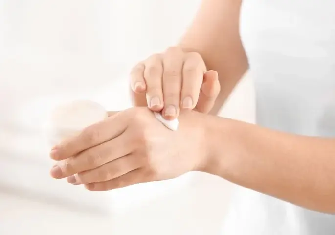 Kem Dưỡng Trắng Da Body Cho Da Nhạy Cảm: Chọn Sao Cho Chuẩn, Dưỡng Sao Cho Mịn?