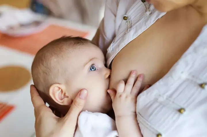 Uống Sữa Mẹ Có Tốt Không? Giải Đáp Thắc Mắc Từ Chuyên Gia