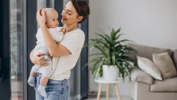 Có Nên Đặt Tên Con 2 Họ Bố Và Mẹ Không? Lợi Ích, Bất Cập Và Quy Định Pháp Lý Cần Biết