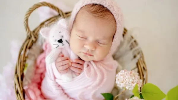 Có Nên Đặt Tên 2 Họ Cho Con Không? Cần Lưu Ý Gì Về Phong Thủy Và Pháp Luật?