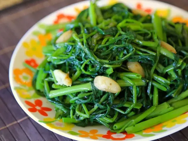 Rồng Xanh Vượt Đại Dương (rau Muống Xào Tỏi) Rồng Xanh Vượt Đại Dương (rau Muống Xào Tỏi)