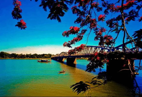 Vẻ Đẹp Trầm Mặc, Nên Thơ Khi Chảy Qua Lòng Xứ Huế Vẻ Đẹp Trầm Mặc, Nên Thơ Khi Chảy Qua Lòng Xứ Huế