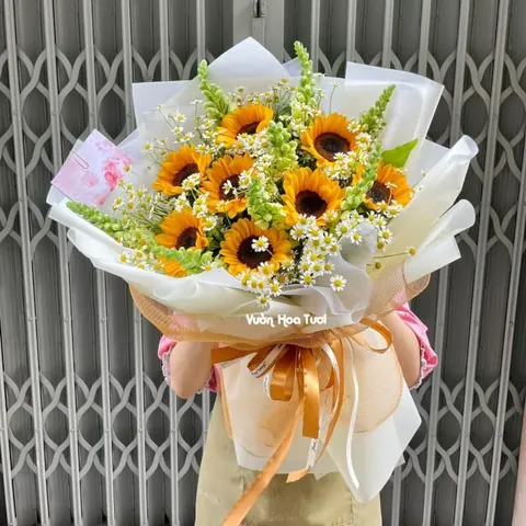 Giỏ Hoa Hướng Dương Rực Rỡ Mang Ý Nghĩa Chúc Mừng Ngày Sinh Nhật Giỏ Hoa Hướng Dương Rực Rỡ Mang Ý Nghĩa Chúc Mừng Ngày Sinh Nhật