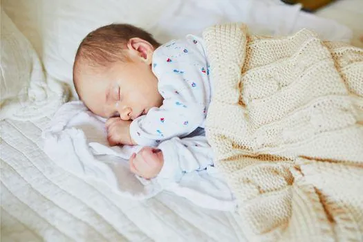 Em Bé Trai Sơ Sinh Đáng Yêu Được Ba Mẹ Quan Tâm Chăm Sóc Em Bé Trai Sơ Sinh Đáng Yêu Được Ba Mẹ Quan Tâm Chăm Sóc