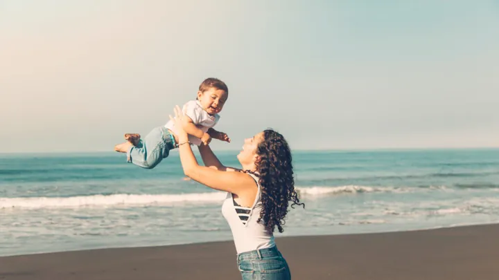 Bé Trai Ngắm Biển Cả Mênh Mông Và Rộng Lớn Bé Trai Ngắm Biển Cả Mênh Mông Và Rộng Lớn