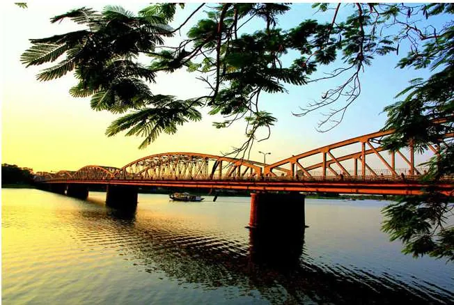 Vẻ Đẹp Tự Nhiên Của Sông Hương Qua Ngòi Bút Hoàng Phủ Ngọc Tường Vẻ Đẹp Tự Nhiên Của Sông Hương Qua Ngòi Bút Hoàng Phủ Ngọc Tường