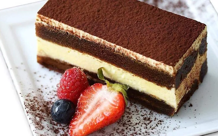 Tiramisu Là Gì? Giải Mã Ý Nghĩa Và Nguồn Gốc Thật Sự Của Chiếc Bánh Ngọt Đến Từ Nước Ý