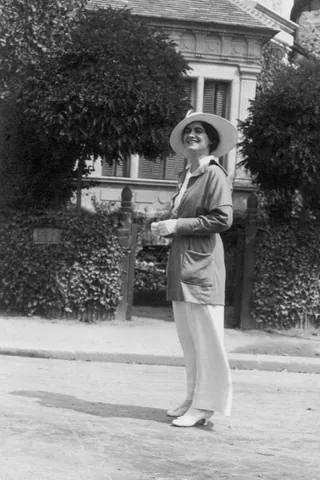 Chân Dung Nhà Thiết Kế Tài Năng Gabrielle Coco Chanel Trẻ Tuổi