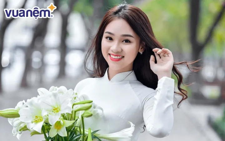Cô Gái Mang Tên Nhã Uyên Sở Hữu Vẻ Đẹp Dịu Dàng Và Thanh Tao