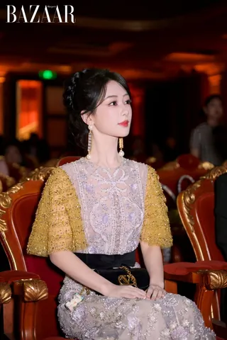 Chữ "tử" Mang Ý Nghĩa Là Màu Tím, Thể Hiện Sự Bí Ẩn, Sâu Sắc, Đồng Thời Gắn Liền Với Hình