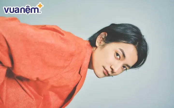 Ngọn Đèn Sáng Biểu Trưng Cho Ý Chí Vươn Lên Mạnh Mẽ Ngọn Đèn Sáng Biểu Trưng Cho Ý Chí Vươn Lên Mạnh Mẽ