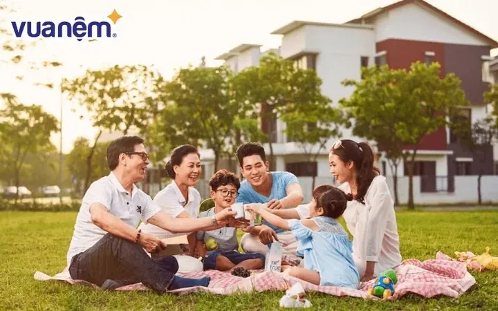 Bé Gái Mang Tên Nghi Luôn Biết Vâng Lời Và Hiếu Thảo Với Cha Mẹ.